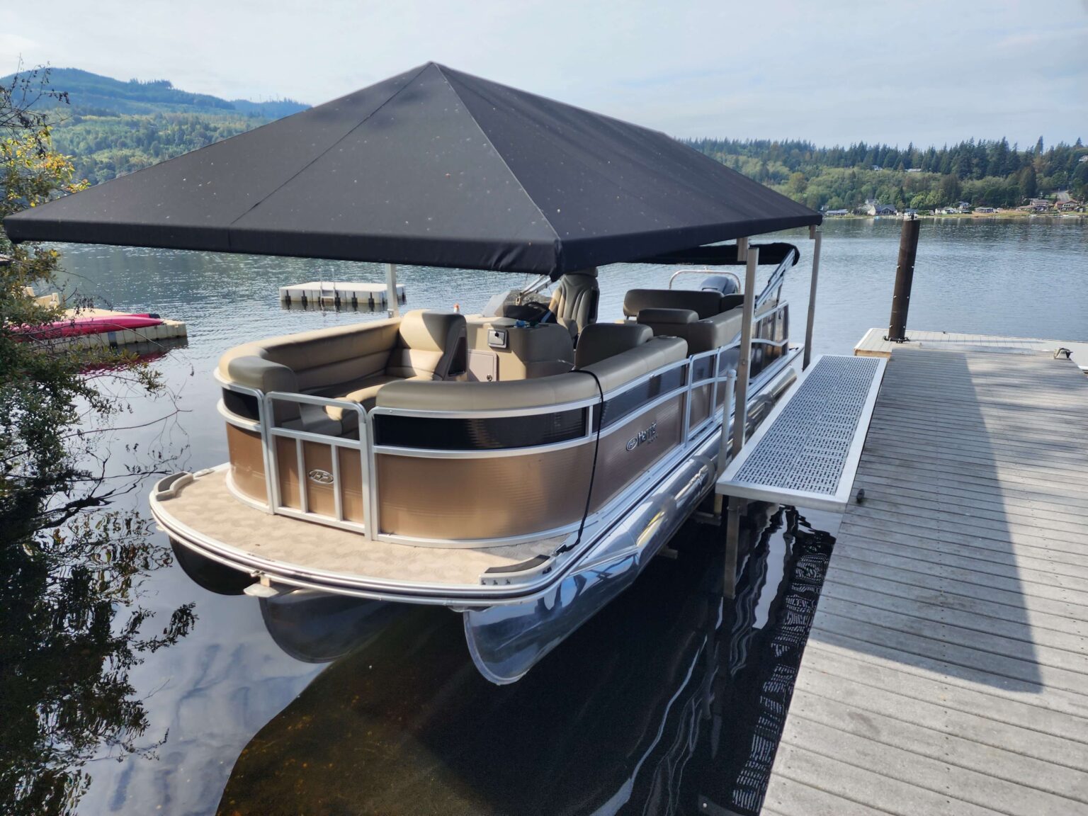 Pontoon and Tritoon Lifts - Boat Lifts International